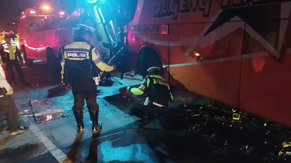 Foto - Bus Patas Hantam Pantat Truk di Tol Jombang-Mojokerto, Kondektur Tewas