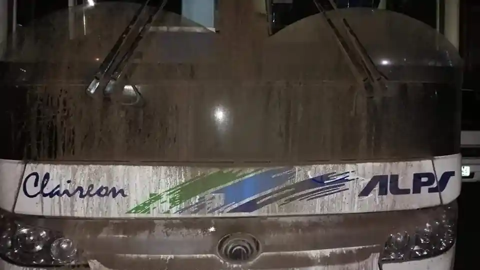 Foto - Bus AKAP di Filipina Mandi Debu Akibat Erupsi Gunung Taal