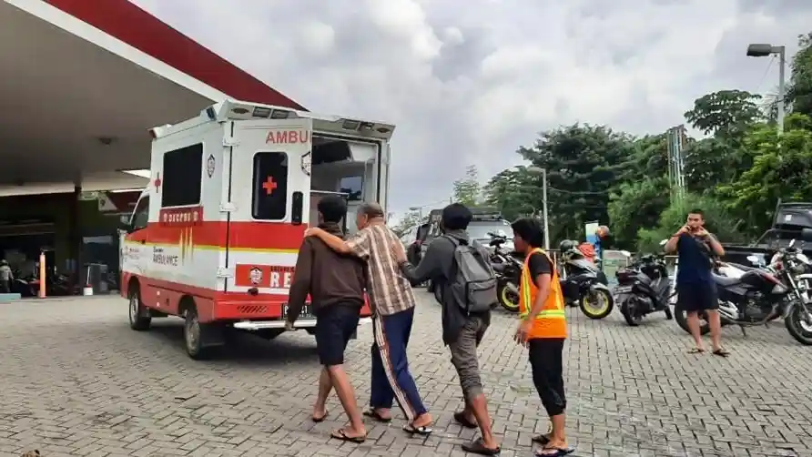 Foto - Ambulans New Carry Turun Langsung Evakuasi Korban Banjir Dua Meter di Bekasi