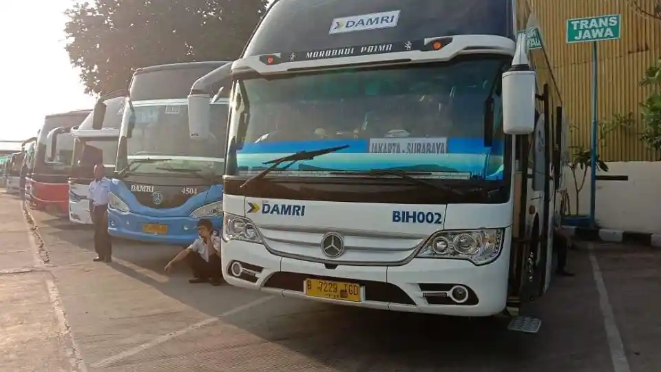 Bus - Damri Layani Penumpang Kapal Merak ke Bandara Atau Wisata Di Tanjung Lesung