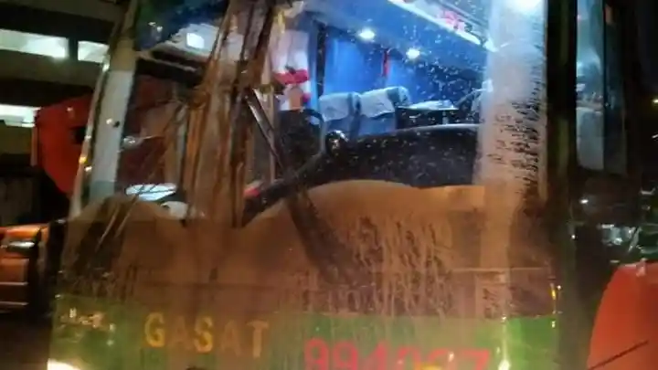 Foto - Bus AKAP di Filipina Mandi Debu Akibat Erupsi Gunung Taal