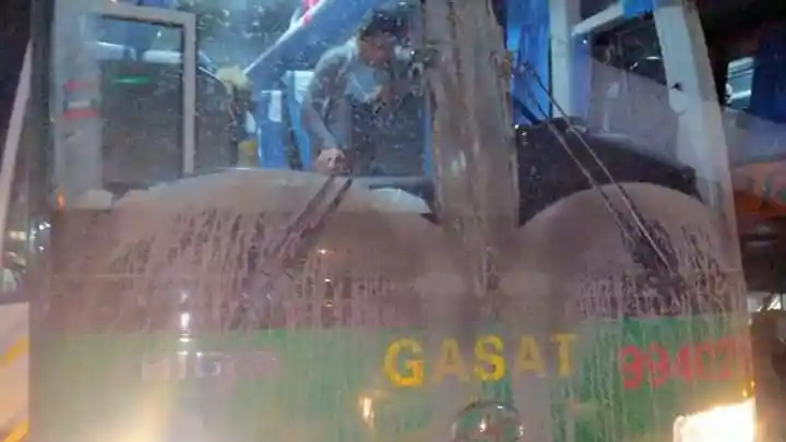 Foto - Bus AKAP di Filipina Mandi Debu Akibat Erupsi Gunung Taal