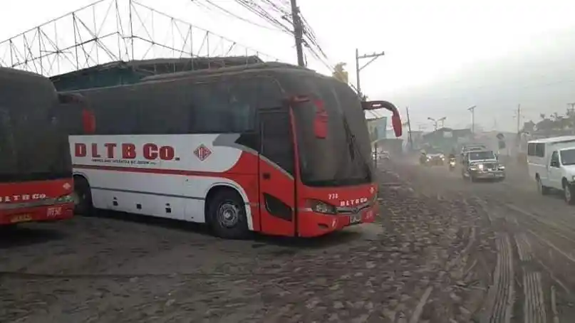 Bus - Bus AKAP di Filipina Mandi Debu Akibat Erupsi Gunung Taal 