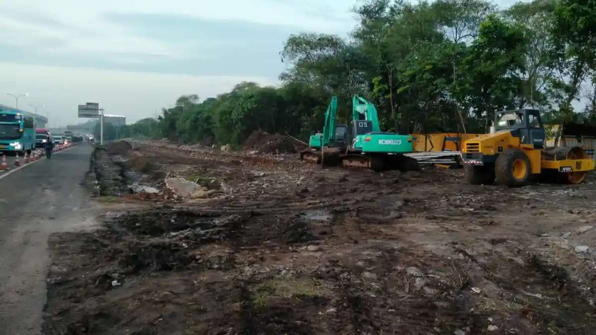 Foto - Pengemudi Truk Perlu Hati-hati, Ada Pekerjaan Jalan Belum Selesai Di Gerbang Tol Cibubur 1