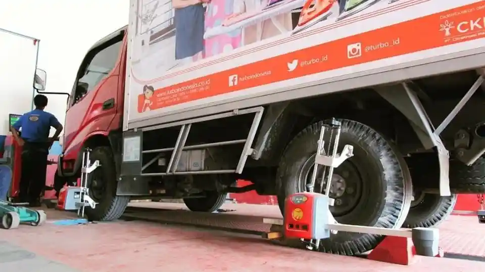 Berita - Seperti Mobil Kecil, Truk dan Bus Juga Perlu Rutin Spooring dan Balancing