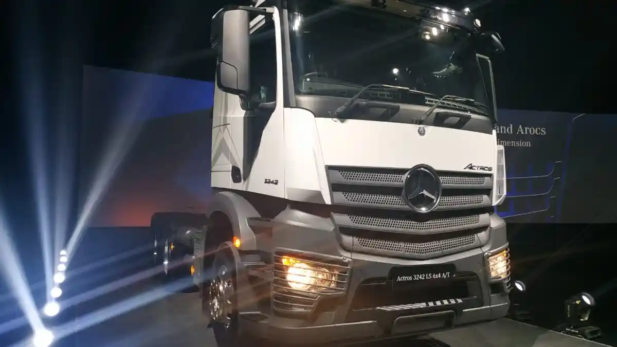 Foto - Garap Segmen Truk Heavy Duty, Daimler Luncurkan Truk Actros dan Arocs Terbaru 