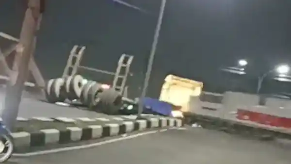 Berita - Ngeri, Tabrakan Kereta Api Brantas vs Truk di Semarang