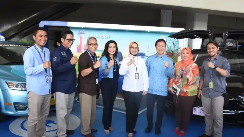 Foto - Taksi Listrik Resmi "Mangkal" di Bandara Soekarno-Hatta