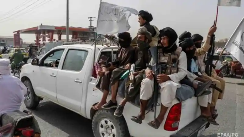 Foto - Sebelum Dapat ‘Warisan’ Mobil Dari AS, Taliban Banyak Handalkan Hilux Dan Land Cruiser