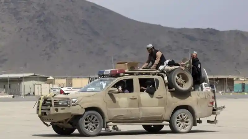 Foto - Sebelum Dapat ‘Warisan’ Mobil Dari AS, Taliban Banyak Handalkan Hilux Dan Land Cruiser