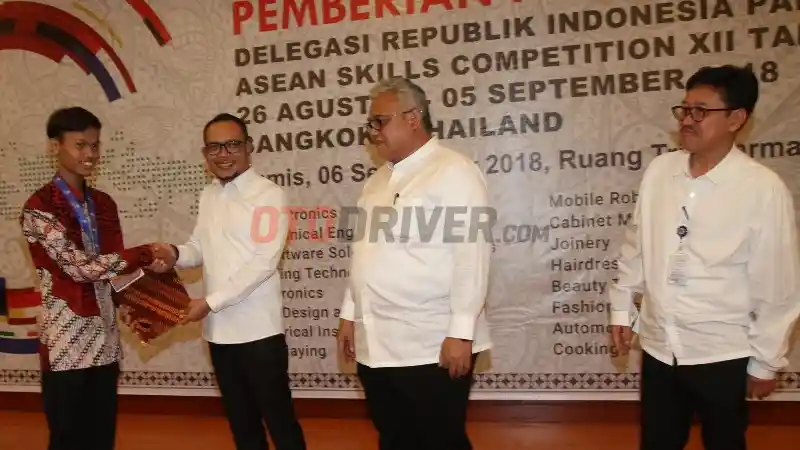 Foto - Keren, 2 Mekanik Toyota Harumkan Nama Indonesia. Bagaimana Bisa?