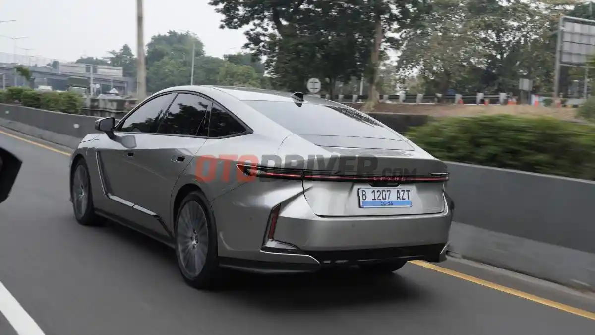 Foto - All New Lexus ES Masuk Generasi Ke-8, Kini Punya Pilihan Hybrid dan Listrik