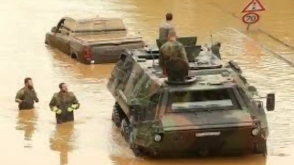Foto - Banjir Bandang Di Jerman, Juga Menyapu Truk Dan Bus Besar