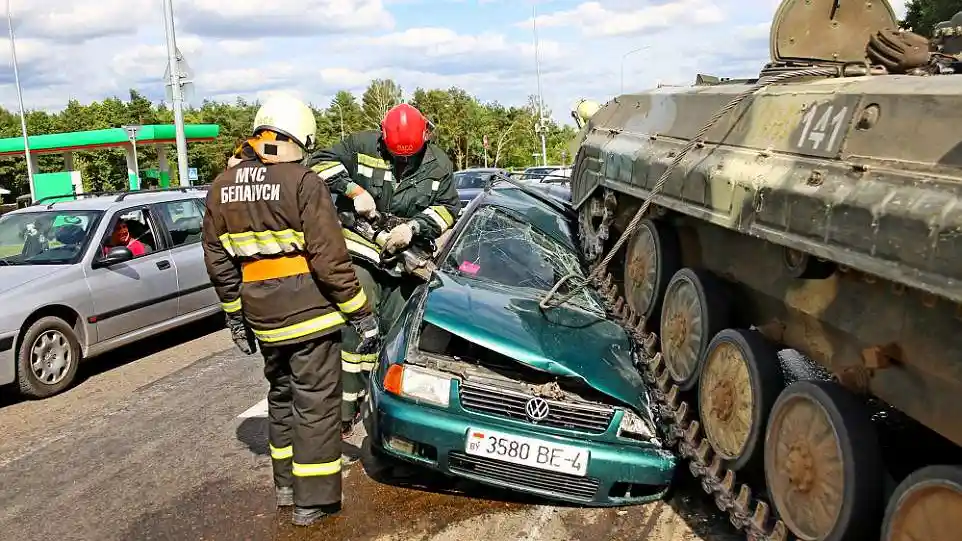 Foto - Aduh, Volkswagen Polo ini Dilindas Tank Saat Melaju di Jalanan Umum