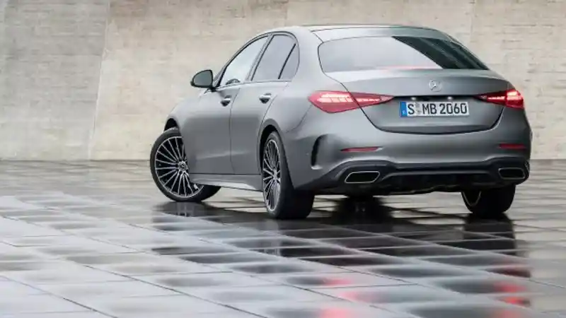 Foto - Konsumsi BBM Mercedes-Benz C 300 AMG Line 2022 Setara dengan Mobil LCGC