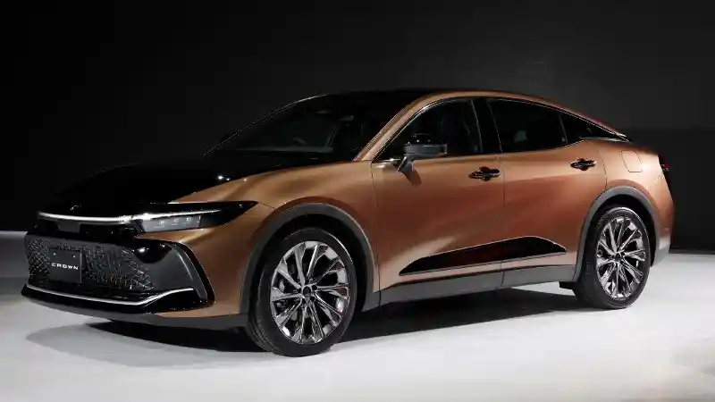 Foto - Toyota Hadirkan Empat Model Baru Versi Crown