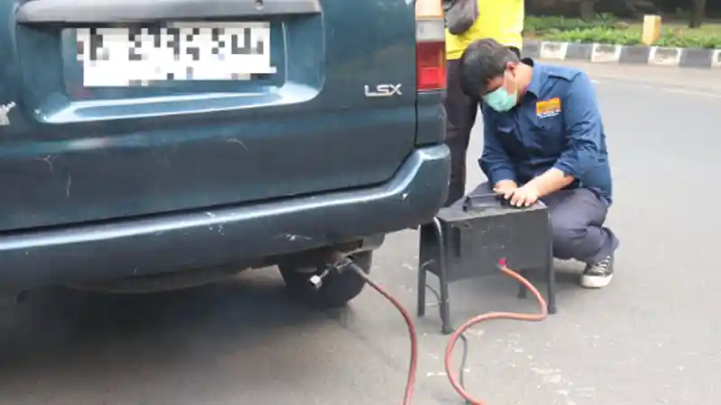 Berita - Hari Pertama Pelaksanaan Tilang Uji Emisi, 20 Mobil Terkena Razia