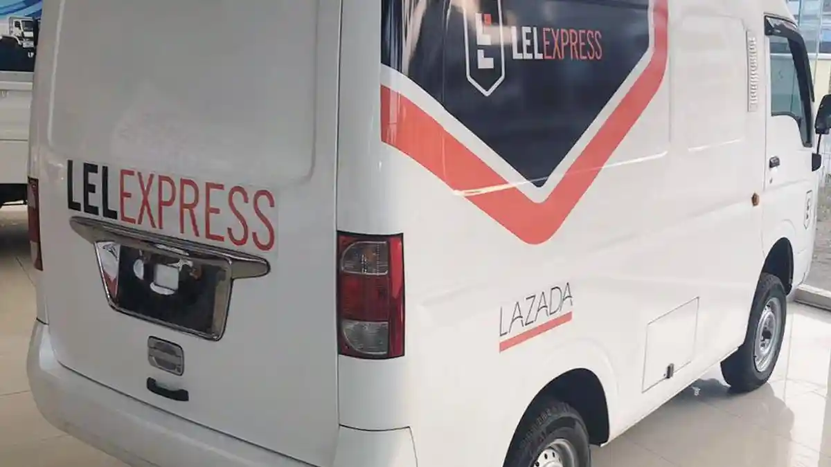 Foto - Tata Karyakan Karoseri Lokal Untuk Bikin Blind Van