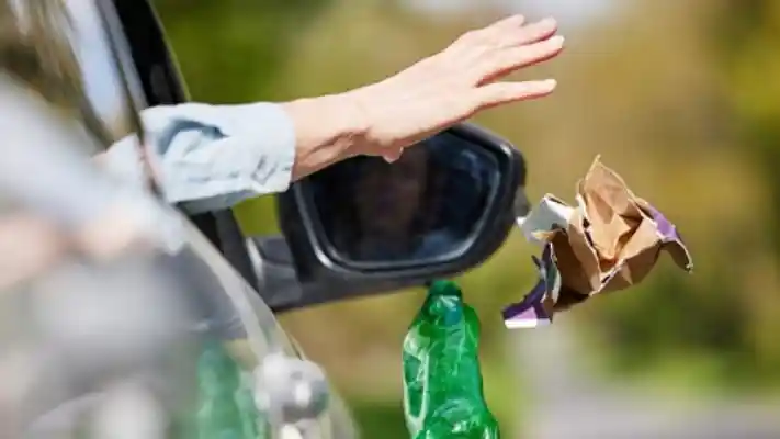 Berita - Membuang Sampah dari Dalam Mobil Bisa Kena Denda Rp 500 Ribu Hingga Rp 25 Juta
