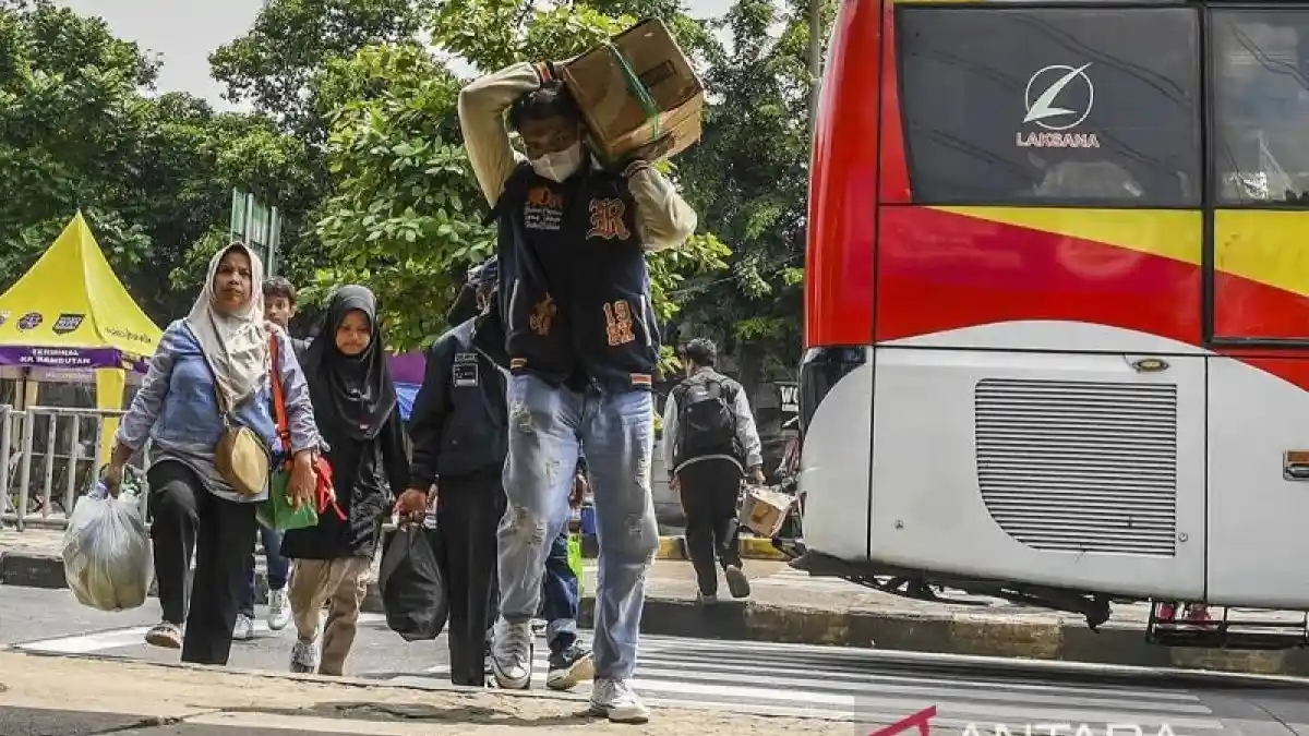 Berita - Terminal Kampung Rambutan: Semua Taksi Online Dan Offline Boleh Masuk 
