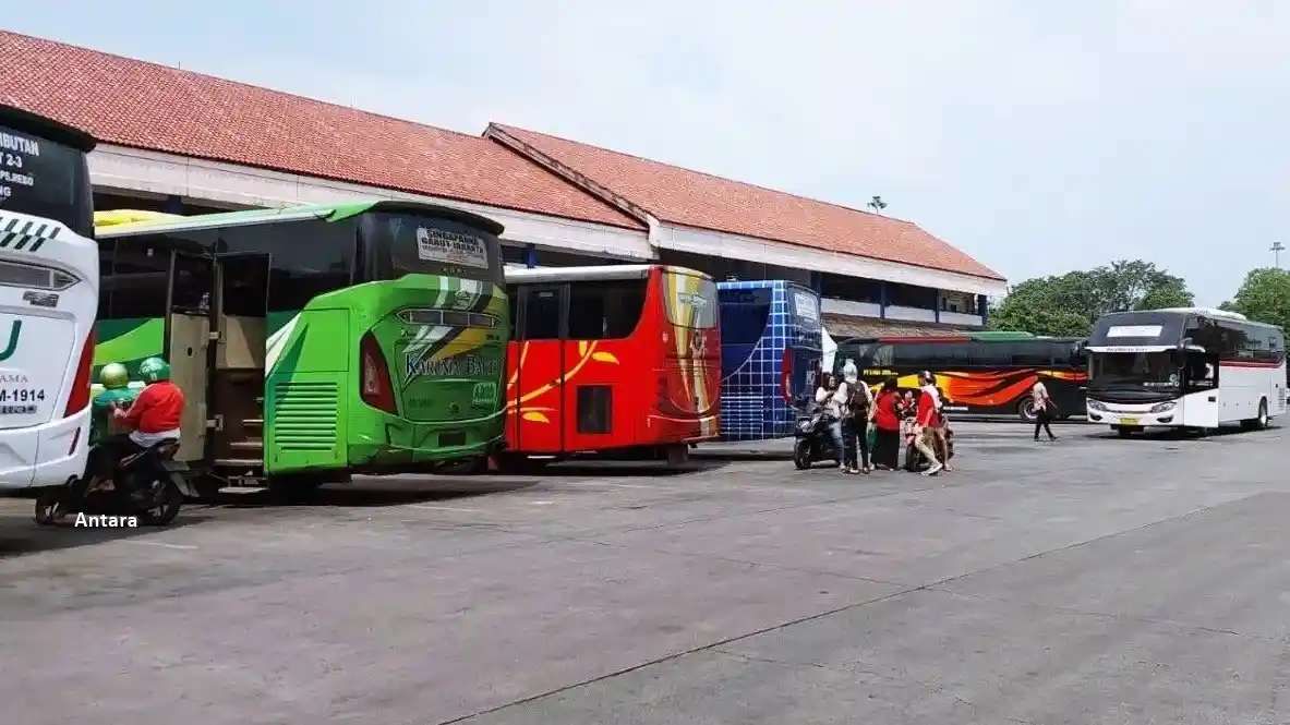 Foto - Waduh Mayoritas Bus Di Terminal Kampung Rambutan Tak Lolos Uji Kelayakan