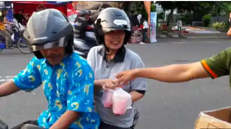 Foto - Komunitas Terios-Rush Chapter "Ngapak" Berbagi Sedekah di Bulan Ramadhan