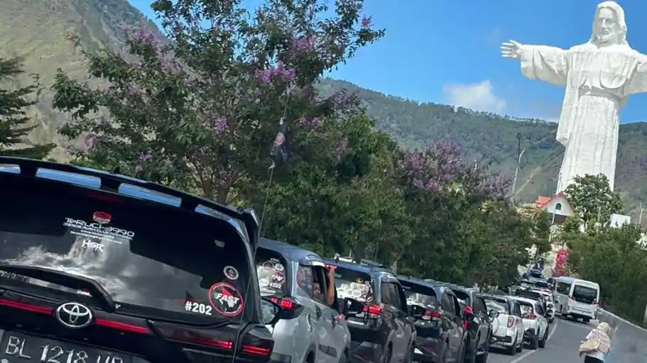 Foto - Komunitas Terios-Rush Rayakan Ultah Di Danau Toba Sekaligus Mencoba Zenix Hybrid