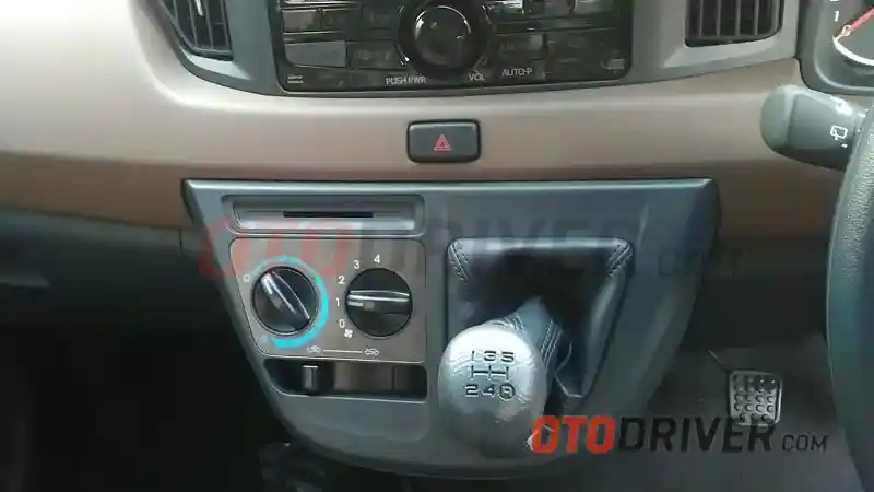 Tips - Kebiasaan Tangan di Atas Tuas Perseneling Timbulkan Masalah Ini