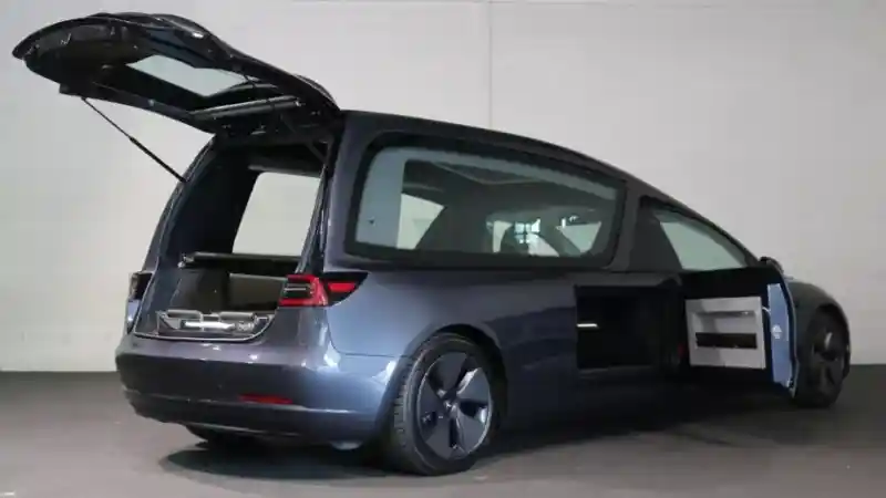 Foto - Tesla Model 3 Disulap Jadi Mobil Jenazah, Begini Perubahannya