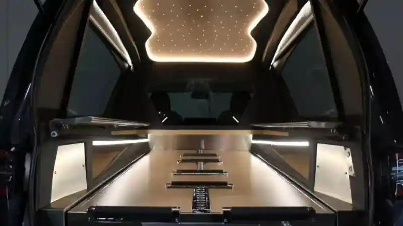 Foto - Tesla Model 3 Disulap Jadi Mobil Jenazah, Begini Perubahannya