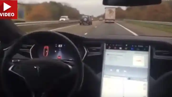 Berita - VIDEO: Pria Nekat Mencoba Autopilot Tesla Dari Bangku Belakang