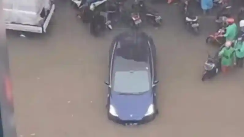 Foto - Mobil Listrik Boleh Lewati Genangan Air, Asal..