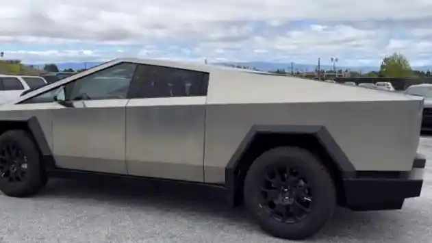 Foto - Update Tesla Cybertruck. Dimensi Akan Lebih Mungil dan Produksi Masal Mulai 2024
