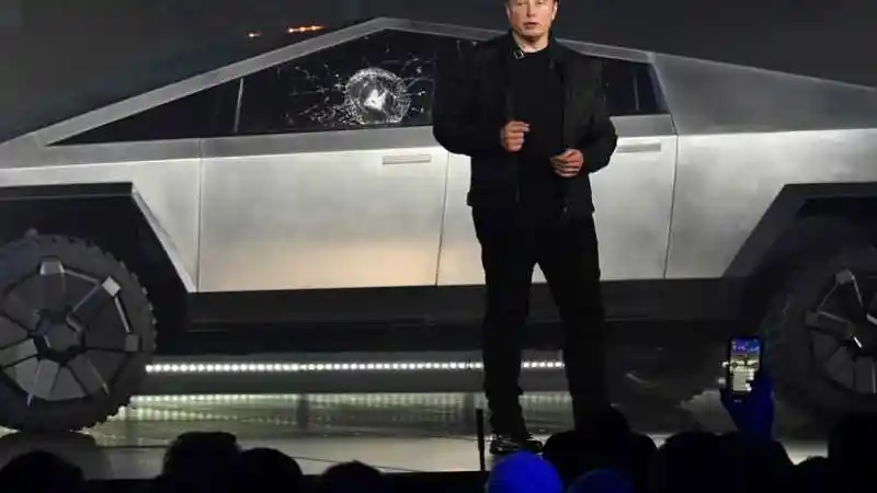 Berita - Performa Penjualan Menurun, Elon Musk Pecat 10 Pegawai Penting