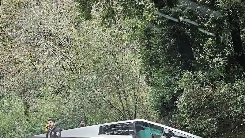 Foto - Kecelakan Pertama Tesla Cybertruck, Bikin Mobil yang Ditabrak Hancur