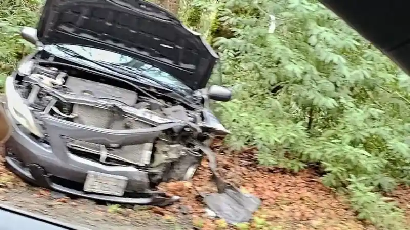 Foto - Kecelakan Pertama Tesla Cybertruck, Bikin Mobil yang Ditabrak Hancur