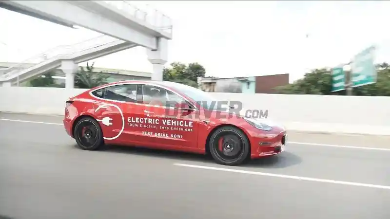 Foto - Sistem Autopilotnya Dianggap Sesat, Begini Jawaban Bos Tesla