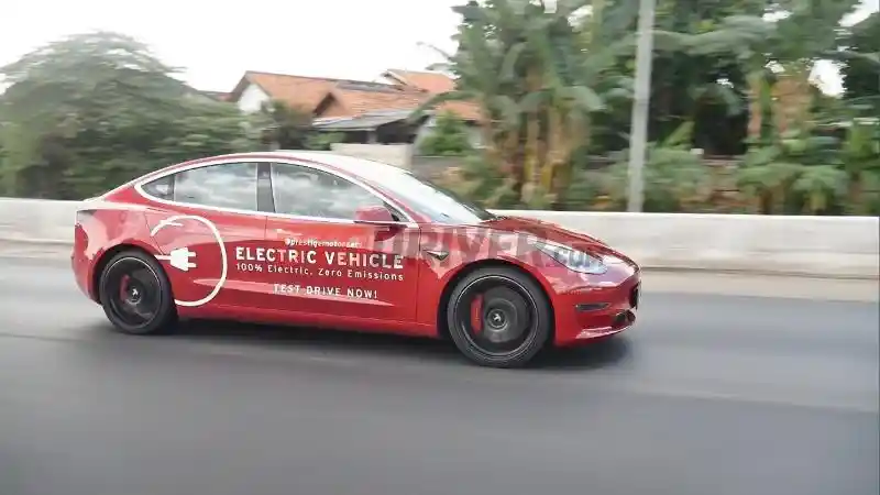 Foto - First Drive: Tesla Model 3 Performance