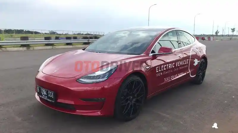 Foto - Dua Model Ini Digenjot Tesla Sebagai Mobil Listrik Terlaris