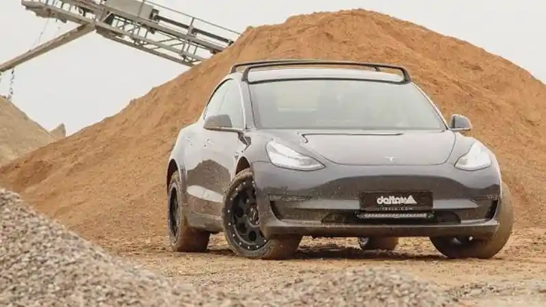 Berita - Ketika Tesla Model 3 Disulap Menjadi Mobil Gagah Ala Offroad