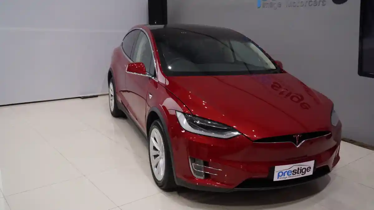 Foto - Goda Pembeli Saat Covid-19, Tesla Turunkan Harga Mobil