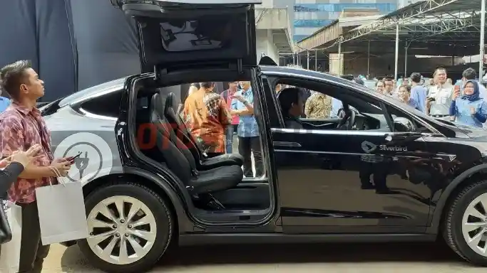 Foto - Melihat Lebih Dekat Tesla Model X Taksi Silverbird (8 Foto)