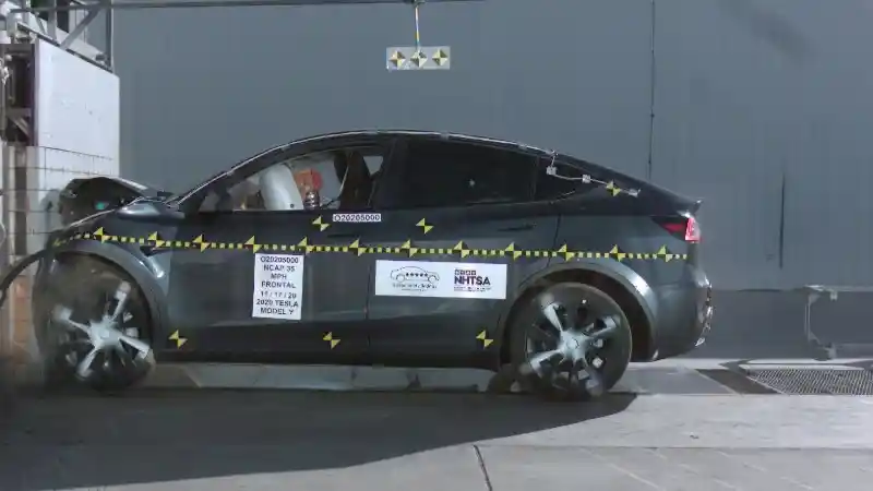 Foto - VIDEO: Crash Test Tesla Model Y (NHTSA)