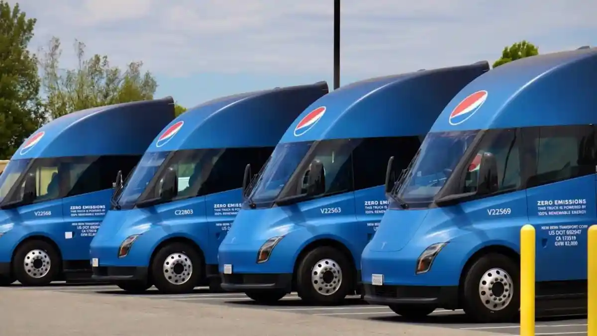 Foto - Truk Trailer Tesla Tabrakan Tak Jauh Dari Gigafactory, Dua Meninggal Dunia