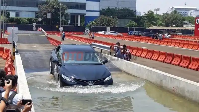 Foto - Saatnya Membeli Sedan, Toyota Altis dan Camry Dapati Potongan Harga Hingga Rp 100 Jutaan