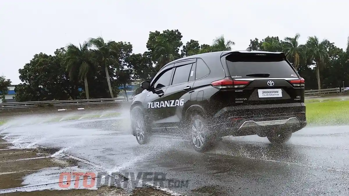 Foto - Awali Perjalanan Mudik Dengan Cek Kondisi Tapak Ban