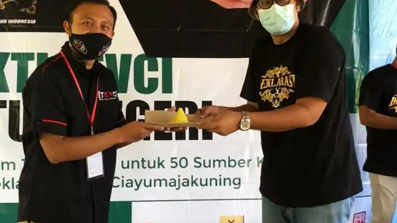 Foto - Komunitas Etios Valco Terjun Langsung Tanam 1.000 Pohon Di Gunung Cermai 