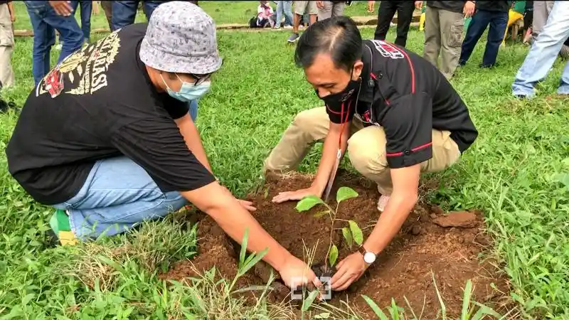 Foto - Komunitas Etios Valco Terjun Langsung Tanam 1.000 Pohon Di Gunung Cermai 