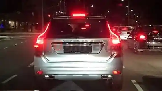 Foto - Yang Harus Dilakukan di Lampu Merah Versi Pakar Mengemudi