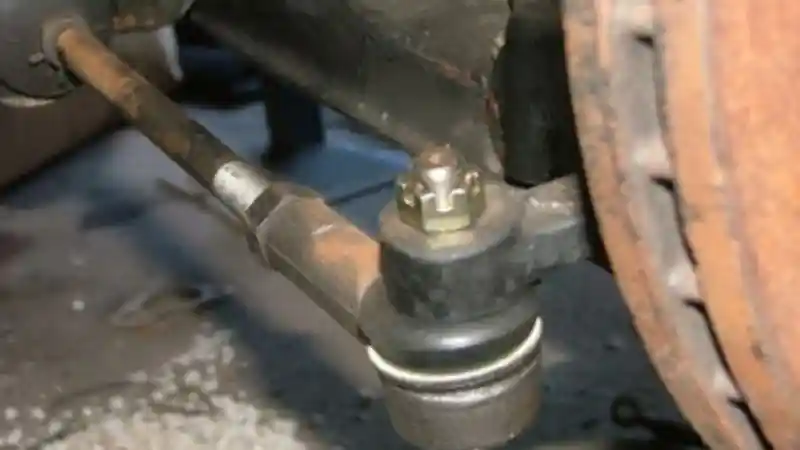 Foto - Cek Bagian Kaki-Kaki Mobil Setelah Perjalanan Mudik